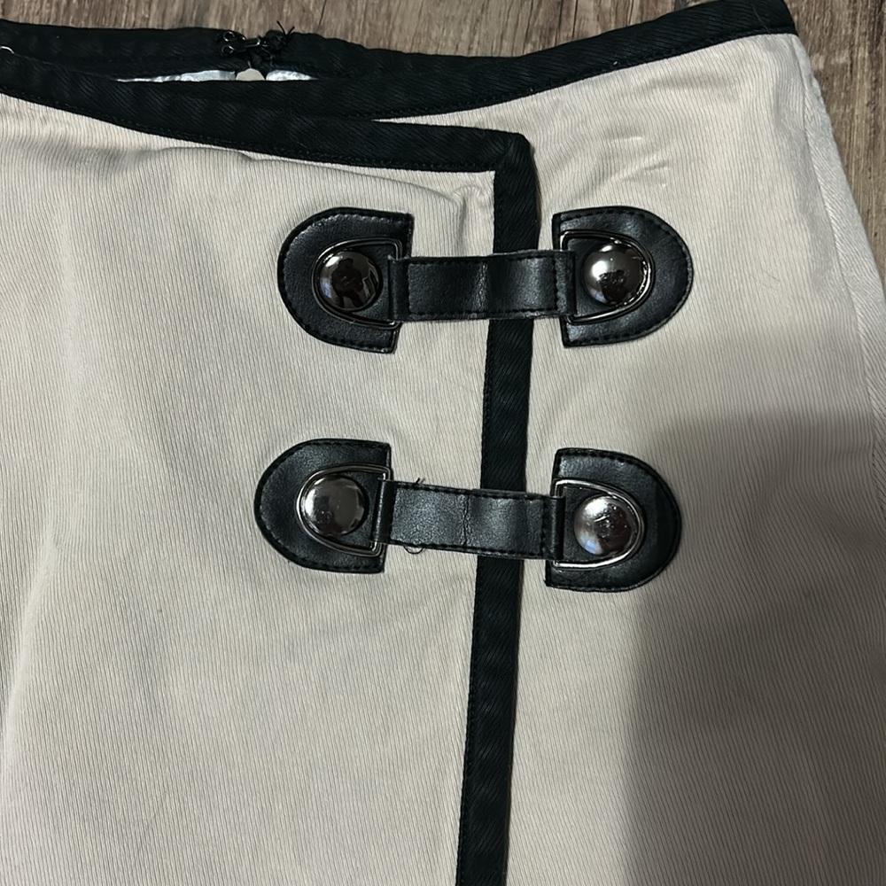 Donna Degnan Stylish Cream Skirt with Black Accents, two spots shown on pictures - Picture 2 of 8